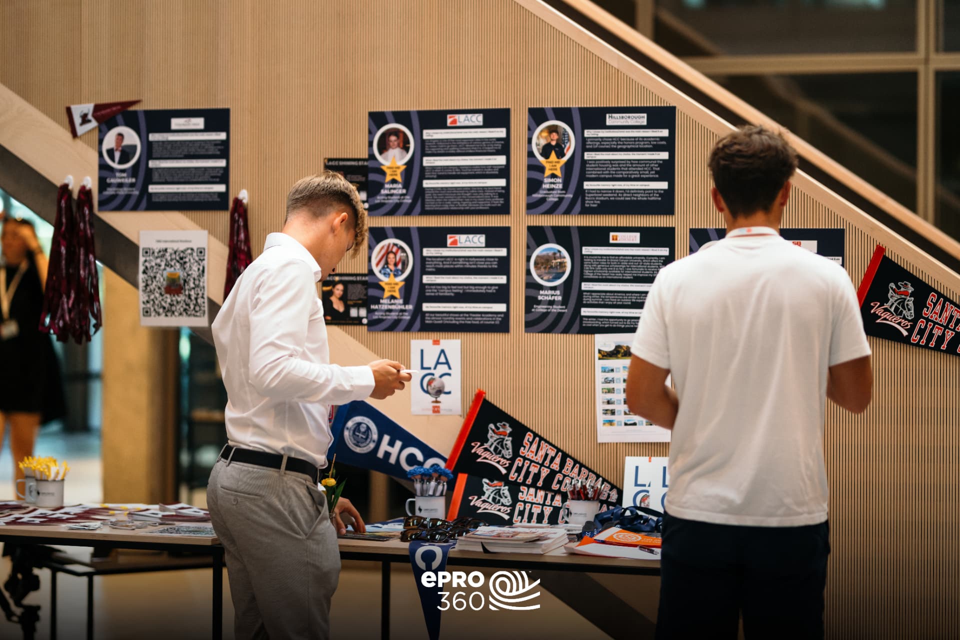 Epro 360 Info-Event: Studierende an den Uni-Ständen