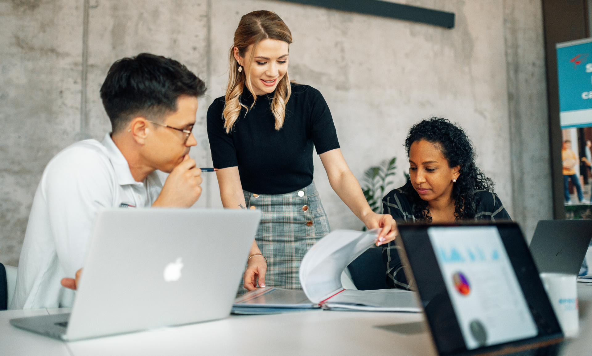 Persönliche USA-Studienberatung: Advisor im Gespräch mit Studierender und Elternteil